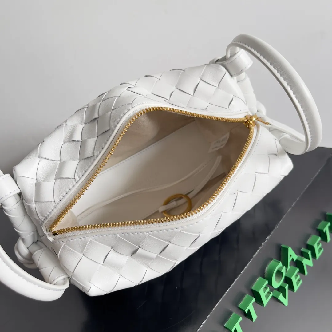 Batch 1360 BOTTEGA VENETA 2024 new loop is here! ! Many girls who like BV have owned the Loop bag. It has a simple appearance, classic weaving, and a compact and lightweight bag shape. This innovation continues the "camera bag" shape. Unlike the traditional Loop bag, which can only be worn as a crossbody bag, this innovation It can be carried by hand or cross-body, satisfying both the concave shape and daily needs. The oversized buckle can be folded and used as a handle. The sultry heat in summer ☀️ usually reduces people's desires. Having a lightweight bag will greatly enhance the happiness of traveling🫧 Style number: 796615 Size: 19*12*9cm